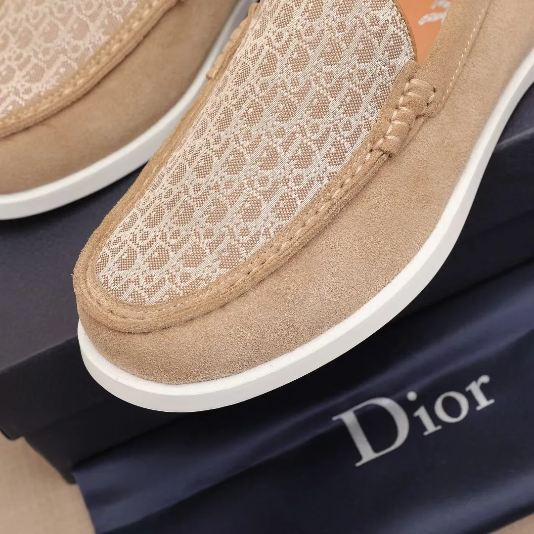 Men's Men's Shoes 💰400 [New Style] 🏍️🏍️Dior - This Dior Granville loafer is a casual dress shoe. Crafted from luxuriously soft beige suede, it features a beige Oblique print panel on the upper. The lightweight cream-white rubber sole is more sophisticated. The Dior Oblique pattern is engraved on the outsole to enhance the style, and the Dior logo is engraved on the back side. Adds elegance to any casual look.